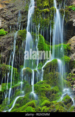 Cascades d'eau vers le bas des falaises de la célèbre Wimbachklamm, parc national de Berchtesgaden, en Bavière, Allemagne Banque D'Images