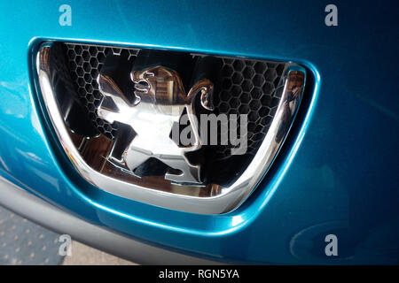 Effet chrome Peugeot logo voiture Banque D'Images