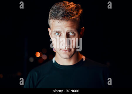 Portrait of young man outdoors at night Banque D'Images