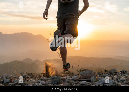 Espagne, Barcelone, Parc Naturel de Sant Llorenç, homme qui court dans la montagne au coucher du soleil Banque D'Images