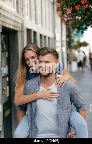 Pays-bas, Maastricht, jeune couple sympathique dans la ville Banque D'Images