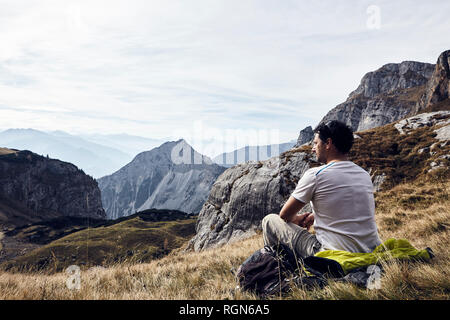 Autriche, Tyrol, Rofan, randonneur prenant une pause Banque D'Images