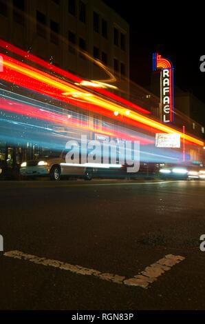 Le trafic dans le centre-ville de San Rafael est terrible pendant les heures de pointe, mais elle ne peut jamais freiner l'éclairage au néon de la Smith Rafael Film Centre. Banque D'Images