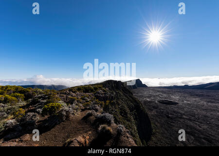 Le Parc National de la réunion, volcan bouclier, Piton de la Fournaise, vue du Pas de Bellecombe contre le soleil Banque D'Images