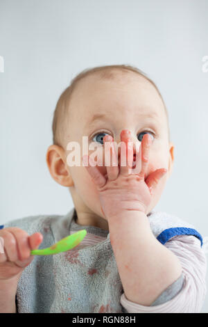 Portrait of baby girl eating bouillie Banque D'Images