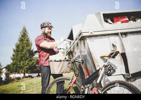 Le recyclage des déchets en papier cycliste banque papier Banque D'Images