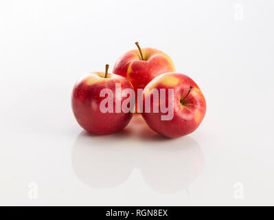 Trois pommes rouges sur fond blanc Banque D'Images