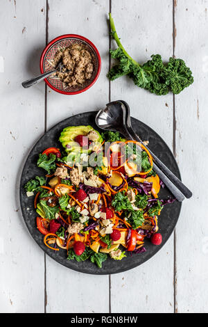 Kale salade d'avec le chou rouge, tomate, champignons frits, carotte, pomme et framboise Banque D'Images