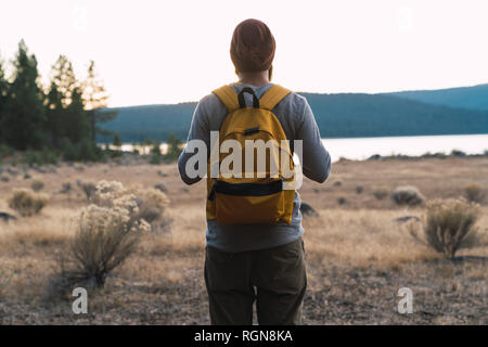 États-unis d'Amérique, Californie, vue arrière du jeune homme en randonnée près de Lassen Volcanic National Park Banque D'Images
