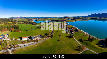 L'Allemagne, de Bavière, de l'Est Région de l'Allgaeu, Füssen, Dietringen, vue aérienne du lac Forggensee Banque D'Images