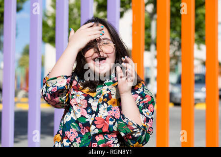 Adolescent fille avec le syndrome de porter des lunettes et souriant Banque D'Images