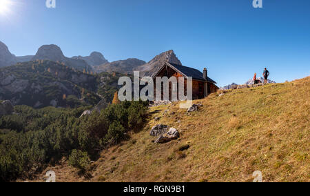 Allemagne, Berlin, Berchtesgadener Land, le parc national de Berchtesgaden, Couple at mountain hut Banque D'Images