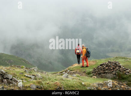 L'Angleterre, la vallée de Langdale, Gimmer Crag, grimpeurs, couple Banque D'Images