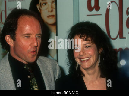 WESTWOOD, CA - le 29 novembre : l'Acteur Arliss Howard et l'actrice Debra Winger assister à Gramercy Pictures' "une femme dangereuse" Création le 29 novembre 1993 à Mann Regent Theatre à Westwood, en Californie. Photo de Barry King/Alamy Stock Photo Banque D'Images