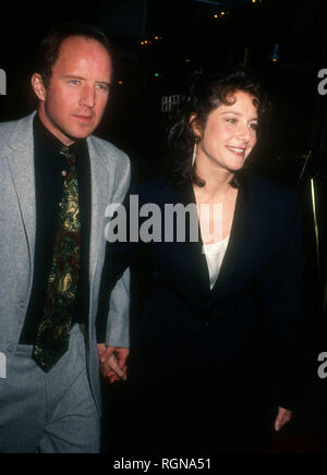 WESTWOOD, CA - le 29 novembre : l'Acteur Arliss Howard et l'actrice Debra Winger assister à Gramercy Pictures' "une femme dangereuse" Création le 29 novembre 1993 à Mann Regent Theatre à Westwood, en Californie. Photo de Barry King/Alamy Stock Photo Banque D'Images