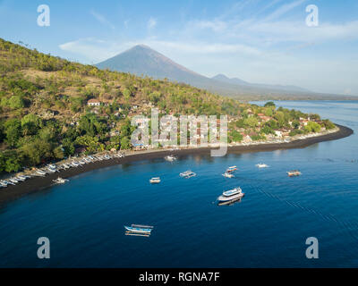 L'INDONÉSIE, Bali, Lombok, vue aérienne de Jemeluk beach et le volcan Agung Banque D'Images