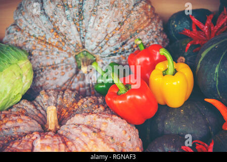 Diverses sortes de légumes, exposées dans les magasins Banque D'Images