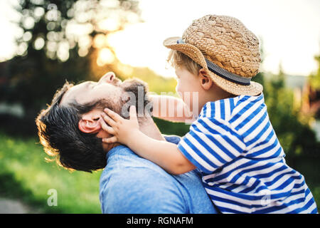 Petit garçon s'amuser avec son père à l'extérieur Banque D'Images