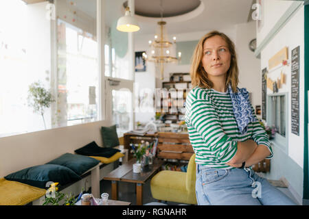 Jeune femme dans un café à côté Banque D'Images