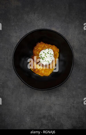 Beignets de pommes de terre avec du fromage aux herbes dans un bol Banque D'Images