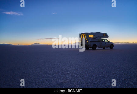 La Bolivie, Salar de Uyuni, camping-sur salt lake at sunset Banque D'Images