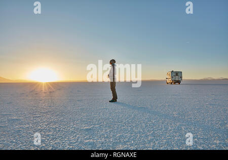 La Bolivie, Salar de Uyuni, woman standing at camping-sur salt lake at sunset Banque D'Images