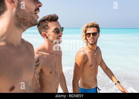 Groupe d'amis il marche sur plage ensemble Banque D'Images