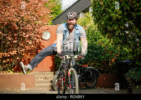 Portrait d'homme heureux passage de la moto de location Banque D'Images