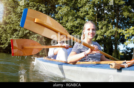 Jeune couple bénéficiant d'un voyage en canoë sur un lac Banque D'Images