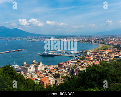 L'Italie, Campanie, Naples, Port, Golfe de Naples, le Vésuve en arrière-plan Banque D'Images