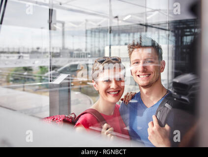 Portrait of smiling couple à l'aéroport. Banque D'Images