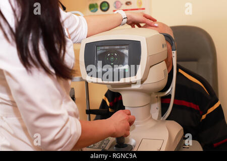 Femme médecin ophtalmologiste pour vérifier la qualité de la vision de l'œil. Concept de diagnostic et de traitement de la myopie, l'hypermétropie. femme faisant de la vue de l'opticien Banque D'Images