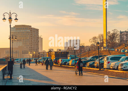 Vladivostok, Russia-January 29, 2019 : paysage de ville, donnant sur la promenade avec quelques personnes. Banque D'Images