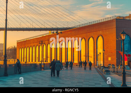 Vladivostok, Russia-January 29, 2019 : paysage de ville, donnant sur la promenade avec quelques personnes. Banque D'Images