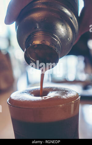 Préparer le café froid nitro in cafe Banque D'Images