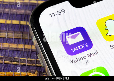 Kaliningrad, Russie, le 5 décembre 2018 : Yahoo Mail icône sur l'écran du smartphone Apple iPhone X close-up. Yahoo mail icône de l'application. Rés. sociaux Banque D'Images