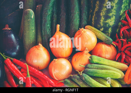 Diverses sortes de légumes, exposées dans les magasins Banque D'Images