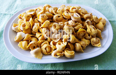 Tortellini cuits sur la table, les pâtes italiennes Banque D'Images