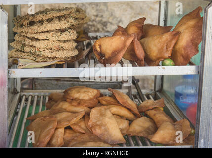 Empanadas farcies et okoy, une spécialité de Vigan, Ilocos Sur, Philippines Banque D'Images