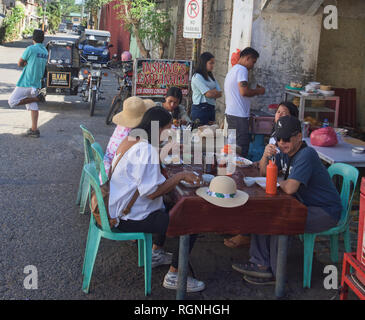 Manger des empanadas, une spécialité de Vigan, Ilocos Sur, Philippines Banque D'Images