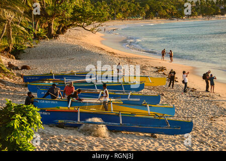 Les pêcheurs réparant leurs filets, Saud Beach, Pagudpud, Ilocos Norte, Philippines Banque D'Images