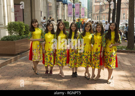 Les jeunes femmes en costume traditionnel vietnamien Banque D'Images