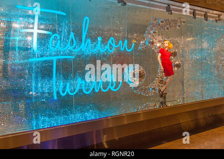 Une fenêtre s'affiche au grand magasin Harvey Nichols de gamme dans le centre commercial Mall of the Emirates à Dubaï, Émirats arabes unis. Banque D'Images