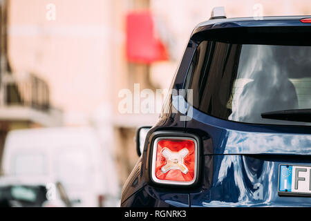 Terracina, Italie - 15 octobre 2018 : Led rouge feux arrière de Jeep Renegade Bleu Bu/520 Parking rue. Vue arrière Banque D'Images