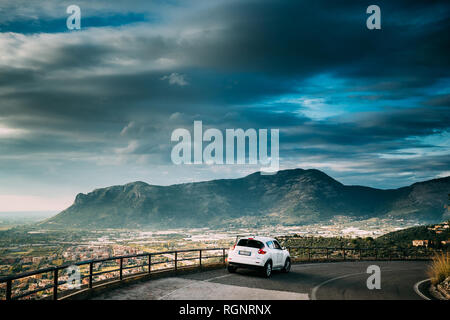 Terracina, Italie - 15 octobre, 2018 Couleur : Blanc Nissan Juke Voiture garée sur lifting pré-route sur fond beau paysage avec montagnes en Italie Banque D'Images