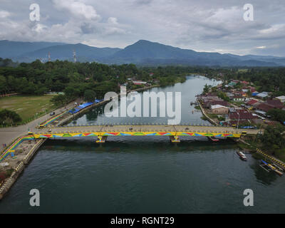 Le paysage de rivière avec Malili Verbeek montagne sur l'arrière-plan. Malili est une ville dans la province de Sulawesi du Sud qui s'appuient sur l'agriculture et de la pêche. Banque D'Images