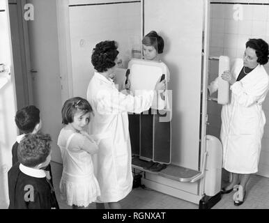 Examen médical à l'école, 1961 Banque D'Images