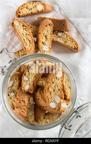 Biscotti amande Cantuccini ou dans un pot de rangement Banque D'Images