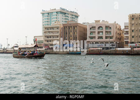 Dubaï, Émirats arabes unis - Février 14, 2018 : Abra traditionnel avec ferry touristes qui navigue le long de la Crique de Dubaï. La crique de Dubaï se divise en ville Deira et Bur Dubaï. Banque D'Images