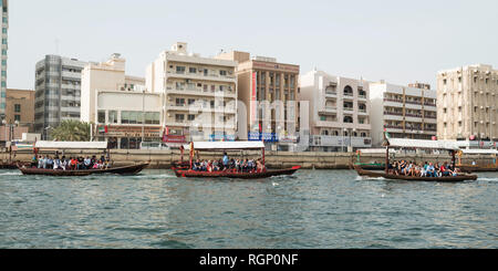 Dubaï, Émirats arabes unis - le 14 février 2018 : les touristes traditionnels Abra ferrier le long de la Crique de Dubaï qui divise la ville en Deira et Bur Dubai à Dubaï, UA Banque D'Images